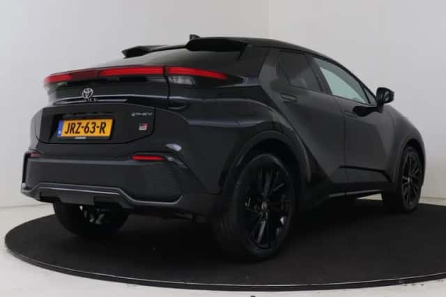 Toyota C-HR (2025) thumbnail 2