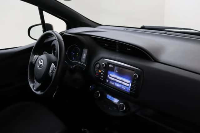 Toyota Yaris (2017) thumbnail 6