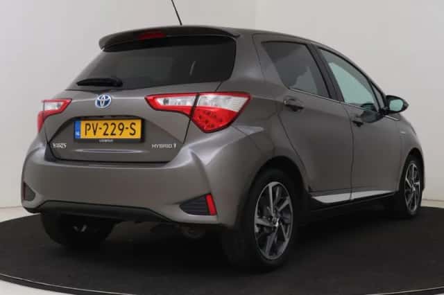 Toyota Yaris (2017) thumbnail 2