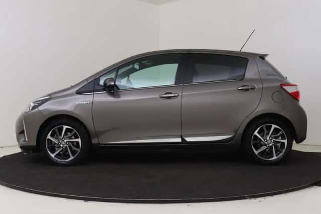 Toyota Yaris (2017) thumbnail 3