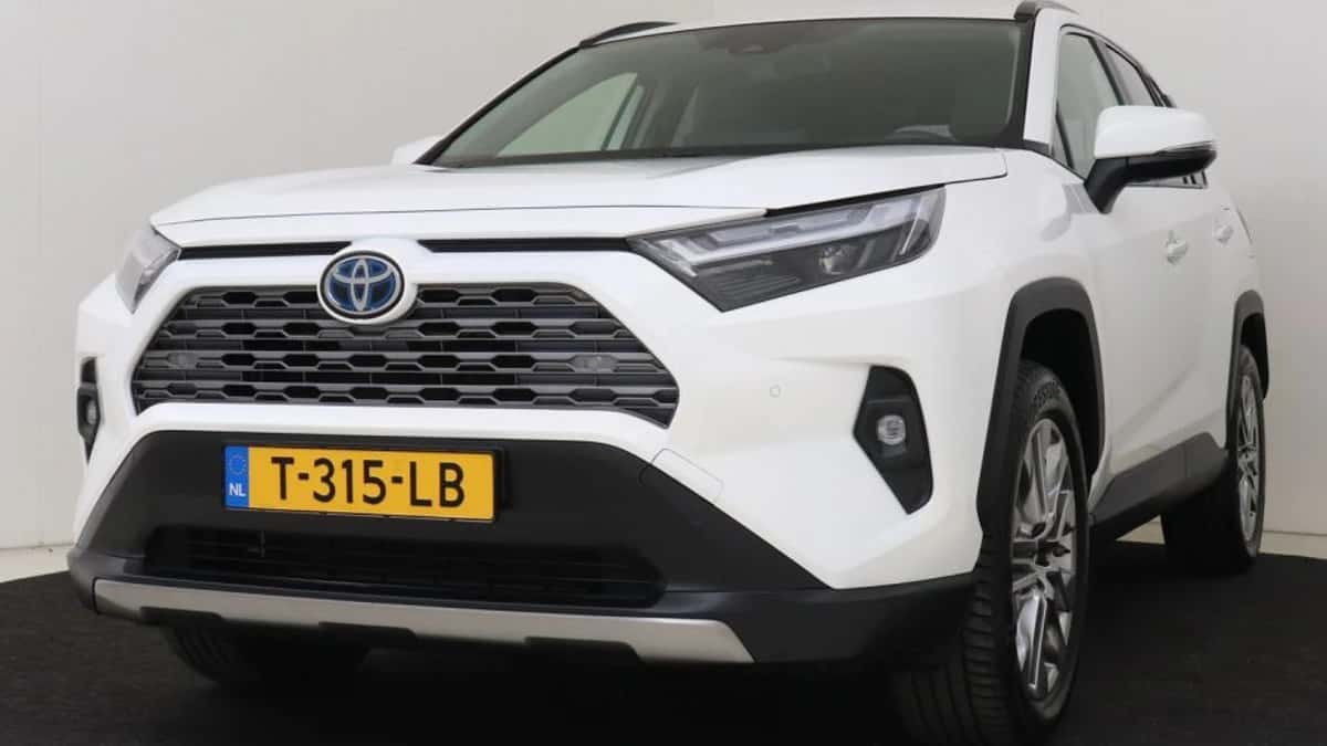 Toyota RAV4 (2023) — foto 1