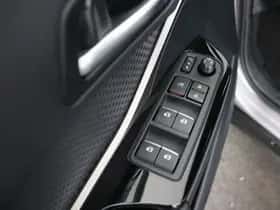 Toyota C-HR (2018) thumbnail 10