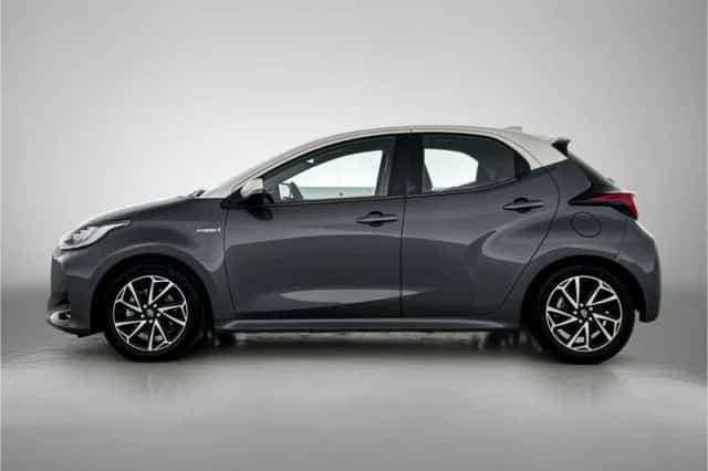 Toyota Yaris (2021) thumbnail 3