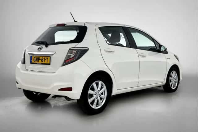 Toyota Yaris (2013) thumbnail 2
