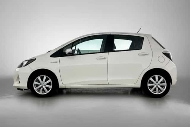 Toyota Yaris (2013) thumbnail 3