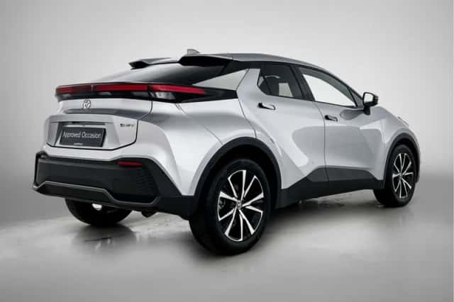 Toyota C-HR (2024) thumbnail 2