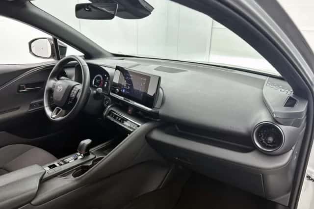 Toyota C-HR (2024) thumbnail 6