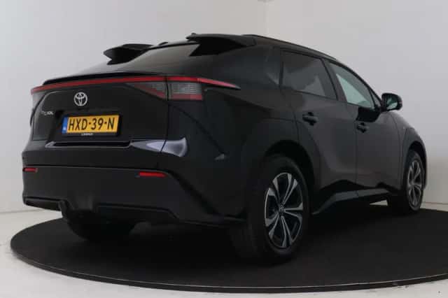 Toyota bZ4X (2025) thumbnail 2