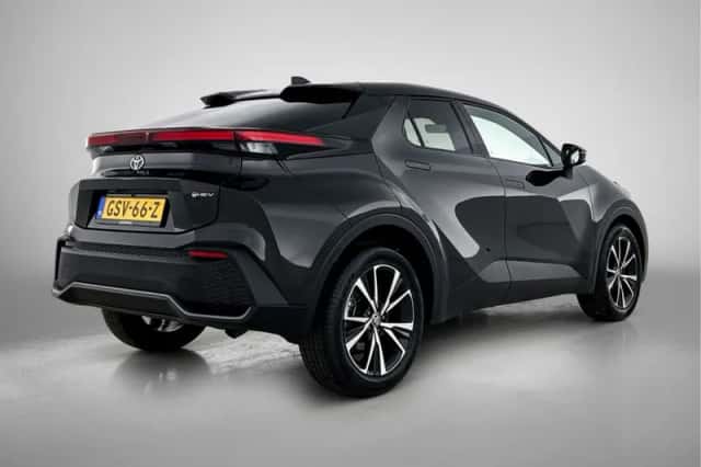 Toyota C-HR (2024) thumbnail 2