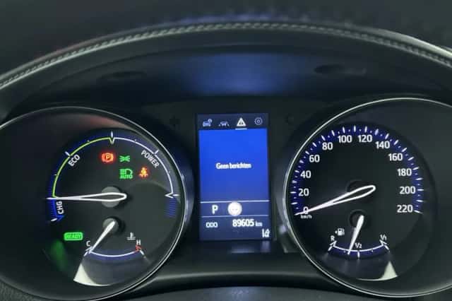 Toyota C-HR (2023) thumbnail 5