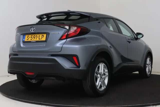 Toyota C-HR (2023) thumbnail 2