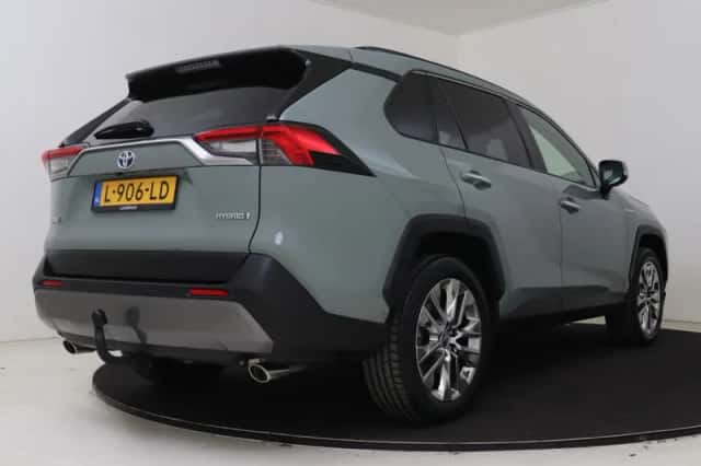 Toyota RAV4 (2021) thumbnail 2