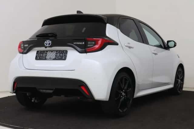 Toyota Yaris (2022) thumbnail 2