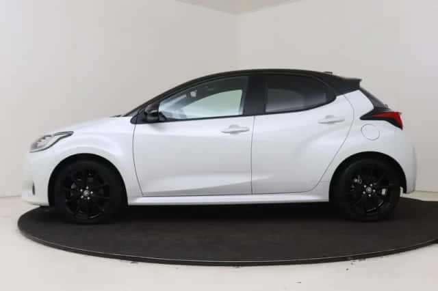 Toyota Yaris (2022) thumbnail 3