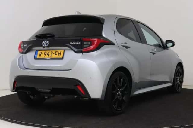 Toyota Yaris (2022) thumbnail 2