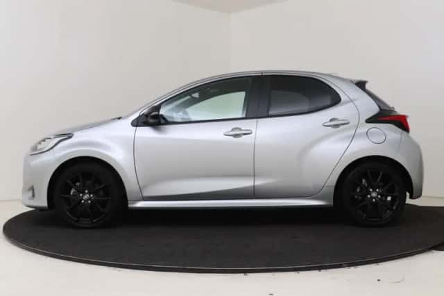 Toyota Yaris (2022) thumbnail 3