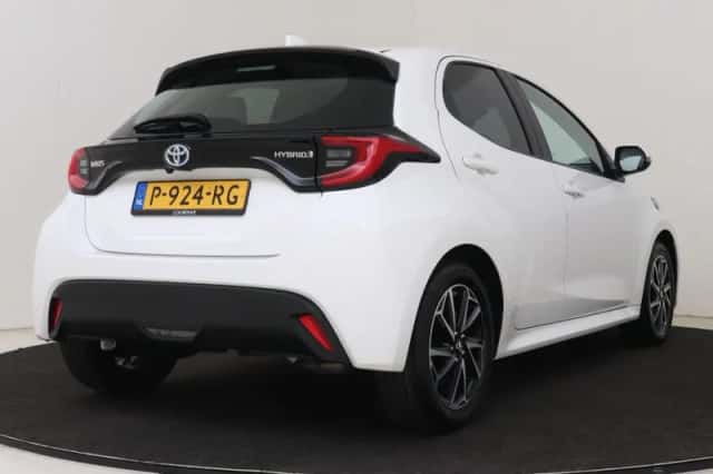 Toyota Yaris (2022) thumbnail 2