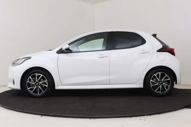 Toyota Yaris (2022) thumbnail 3