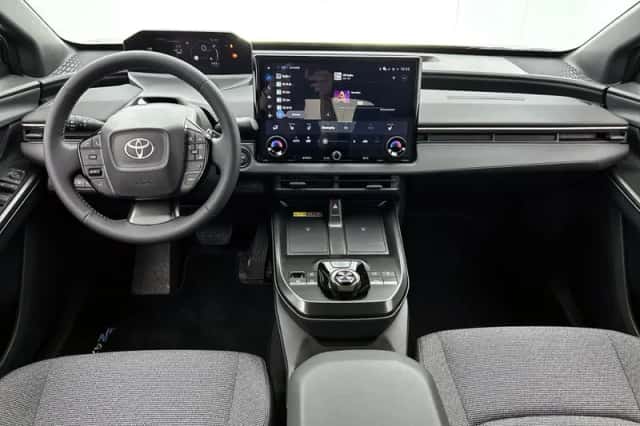 Toyota bZ4X (2026) thumbnail 4