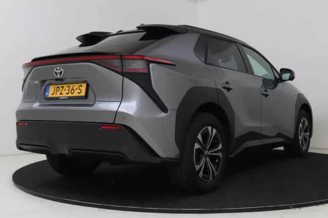 Toyota bZ4X (2025) thumbnail 2