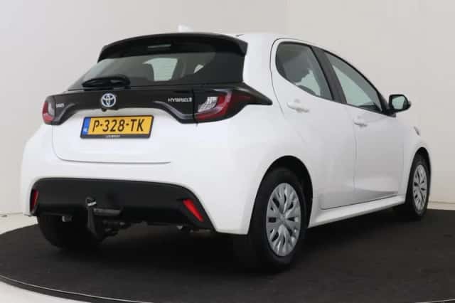 Toyota Yaris (2022) thumbnail 2