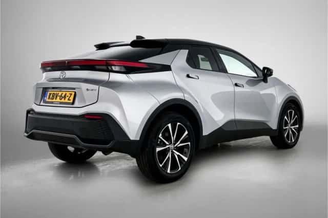 Toyota C-HR (2024) thumbnail 2