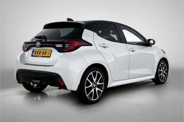 Toyota Yaris (2022) thumbnail 2