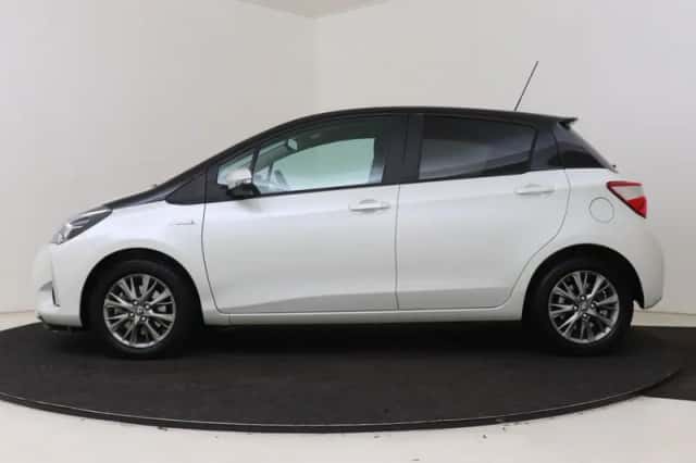 Toyota Yaris (2019) thumbnail 3