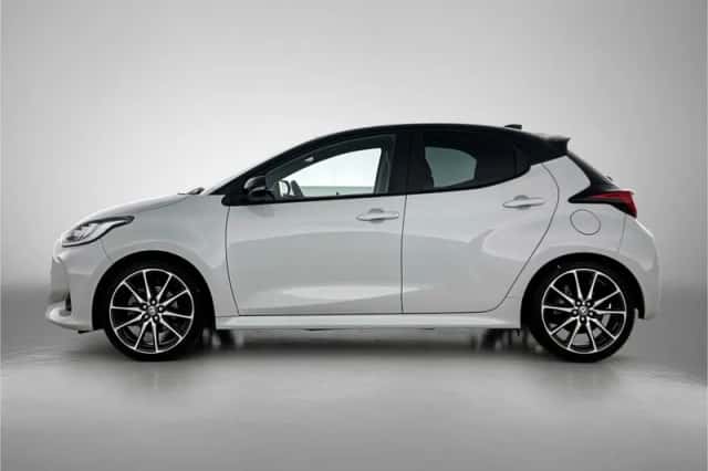 Toyota Yaris (2022) thumbnail 3