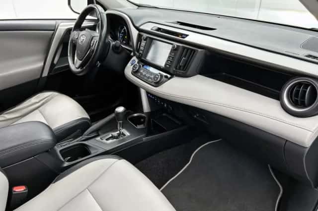 Toyota RAV4 (2017) thumbnail 6