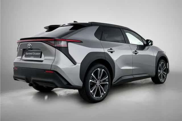Toyota bZ4X (2023) thumbnail 2