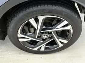 Toyota C-HR (2023) thumbnail 23