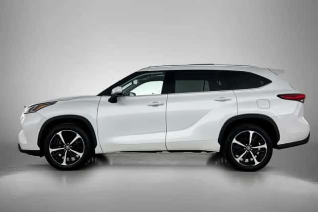 Toyota Highlander (2022) thumbnail 3