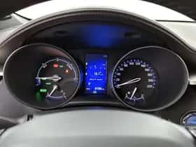 Toyota C-HR (2019) thumbnail 5