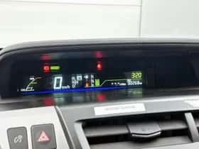 Toyota Prius (2016) thumbnail 5