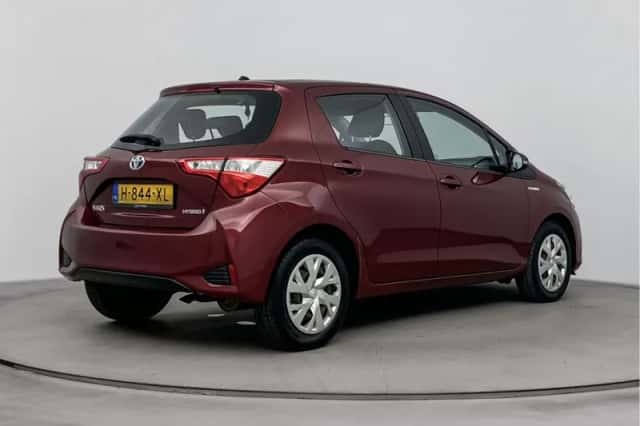 Toyota Yaris (2020) thumbnail 2