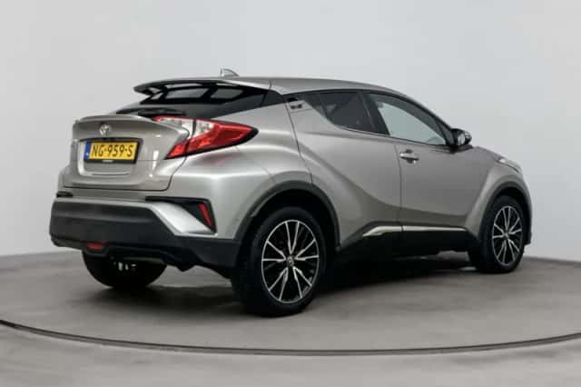 Toyota C-HR (2017) thumbnail 2