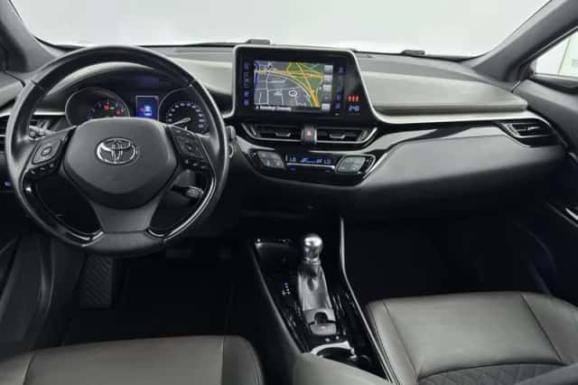 Toyota C-HR (2017) thumbnail 4