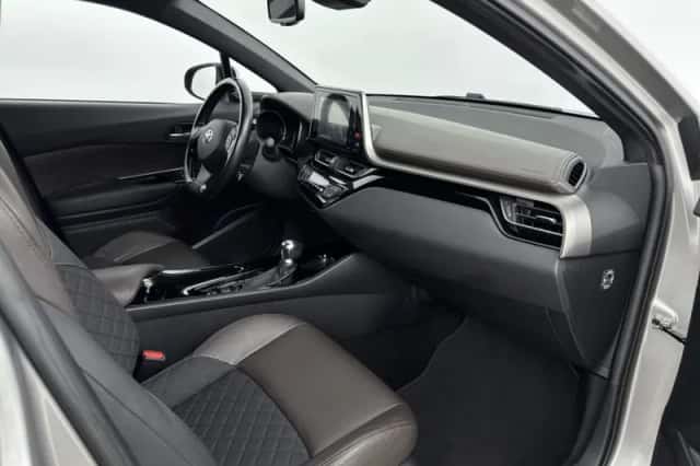 Toyota C-HR (2017) thumbnail 6