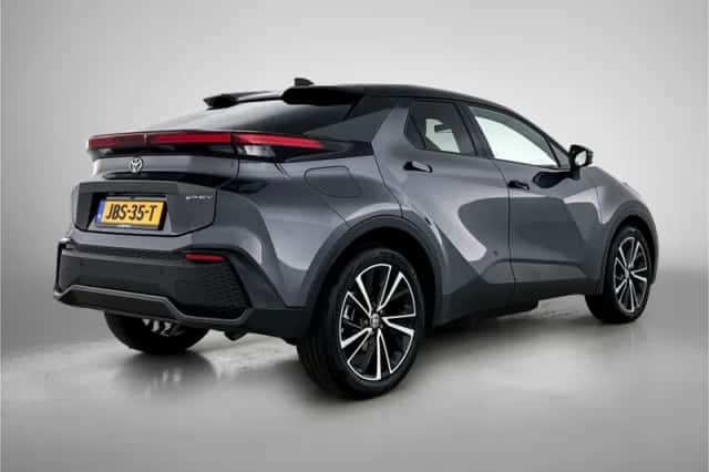 Toyota C-HR (2025) thumbnail 2