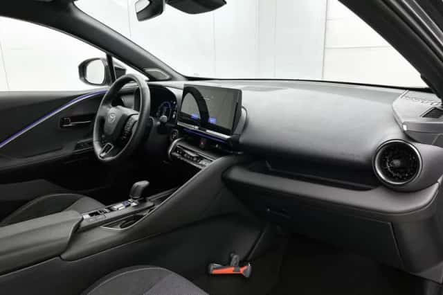 Toyota C-HR (2025) thumbnail 6