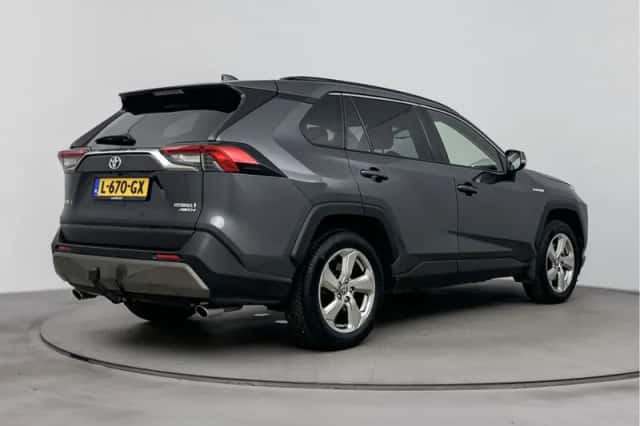 Toyota RAV4 (2021) thumbnail 2