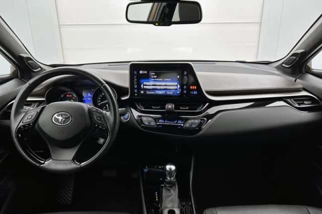 Toyota C-HR (2017) thumbnail 4
