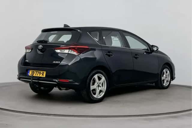 Toyota Auris (2016) thumbnail 2