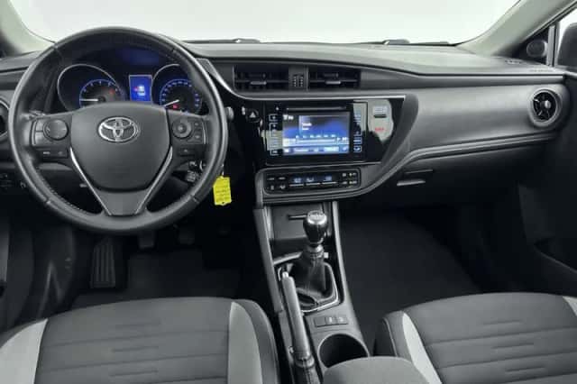 Toyota Auris (2016) thumbnail 4