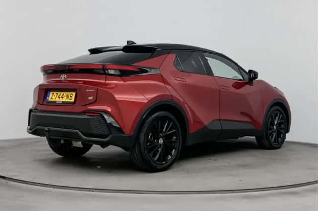Toyota C-HR (2024) thumbnail 2