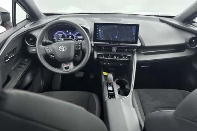 Toyota C-HR (2024) thumbnail 4