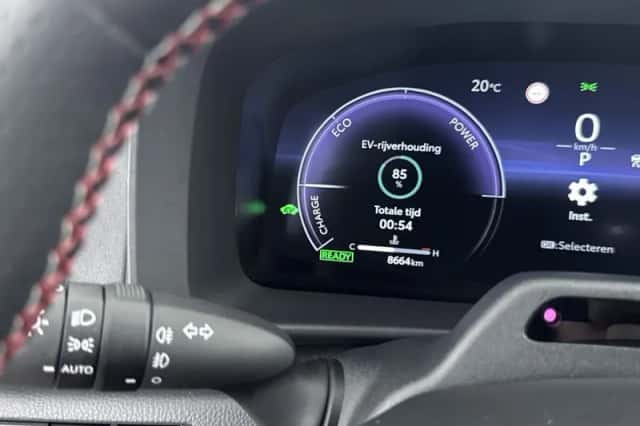 Toyota C-HR (2024) thumbnail 5