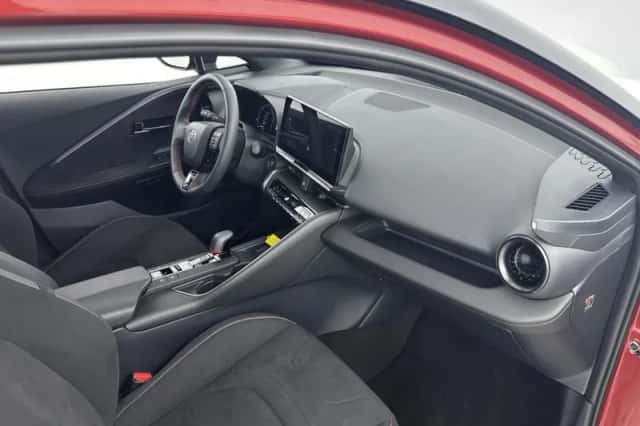 Toyota C-HR (2024) thumbnail 6