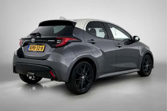 Toyota Yaris (2022) thumbnail 2